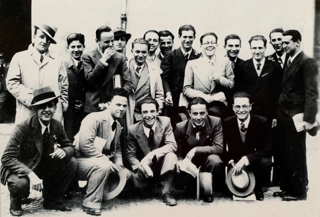 1933-34: Giorgio Bassani è in III liceo, qui ritratto in prima fila verso destra. In fondo a sinistra è il Prof. Viviani