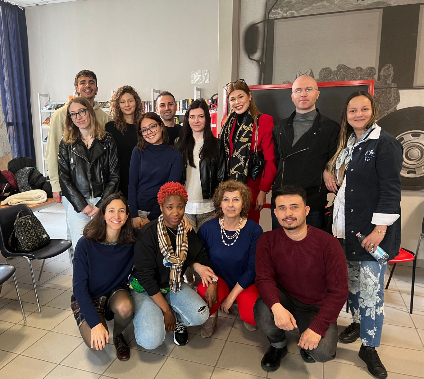 Gli studente del CPIA che hanno collaborato all’attività Prestami una Poesia all’interno del Progetto Erasmus Translating Inclusion con le docenti Erika Mazzoli e Alberta Gaiani