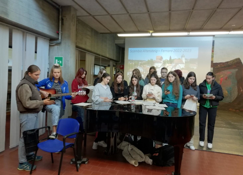 Le ragazze tedesche suonano e cantano davanti ai compagni italiani in Atrio Bassani
